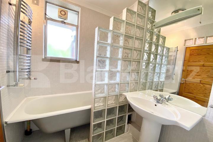 Fabulous location and perfect for students or young professionals Cruikshank Street, Kings Cross